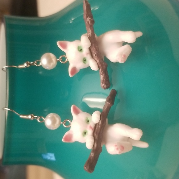 Jewelry - Cat  & Pearl  Dangle Earrings NWOT
